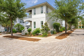 Hiker House by AvantStay Beachy 4BR w Communal Pool Porch
